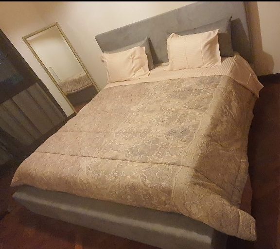 Cama King Size estofadada em tecido lavável cinza claro