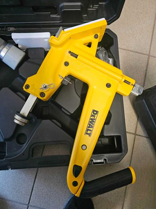 Ręczna gwoździarka do podłóg DeWalt