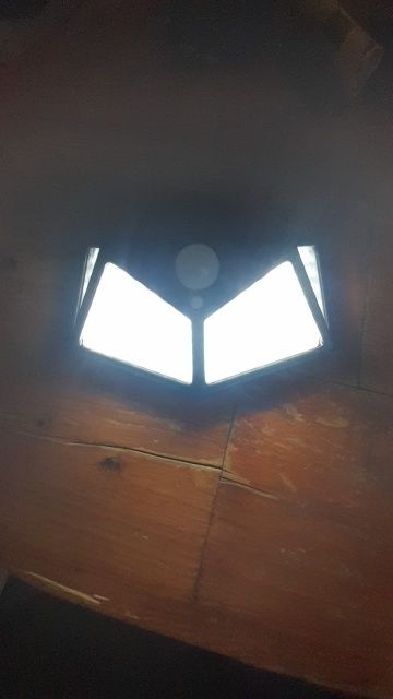 Foco de Luz led com painel solar e sensor movimentos - jardins muros