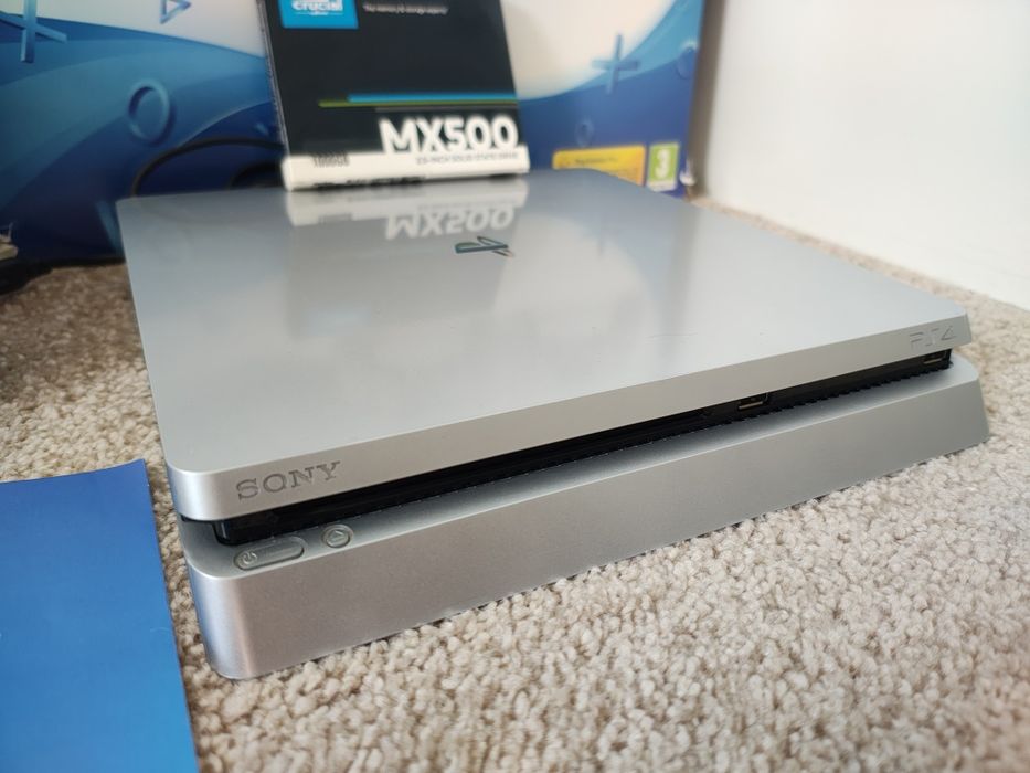 Konsola PS4 Slim srebrna, dysk SSD 1tb, 2 pady, 3 gry + ładowarka Energizer