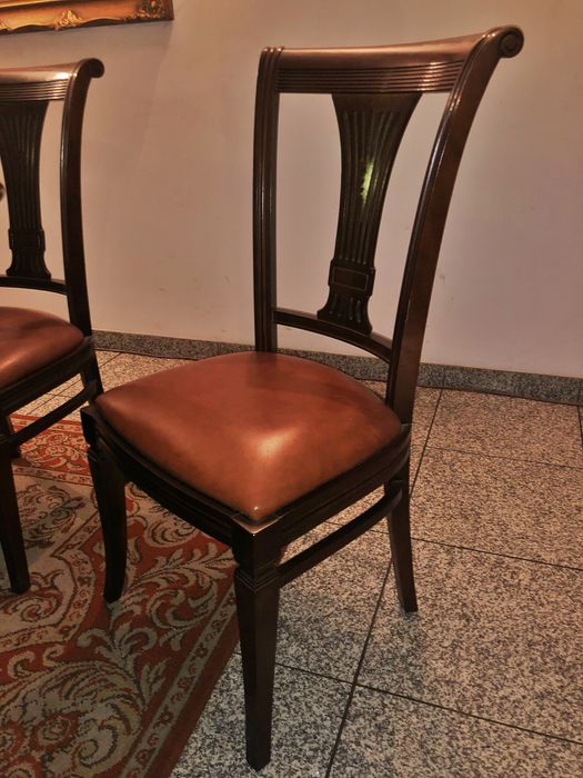 Mesa de jantar em madeira