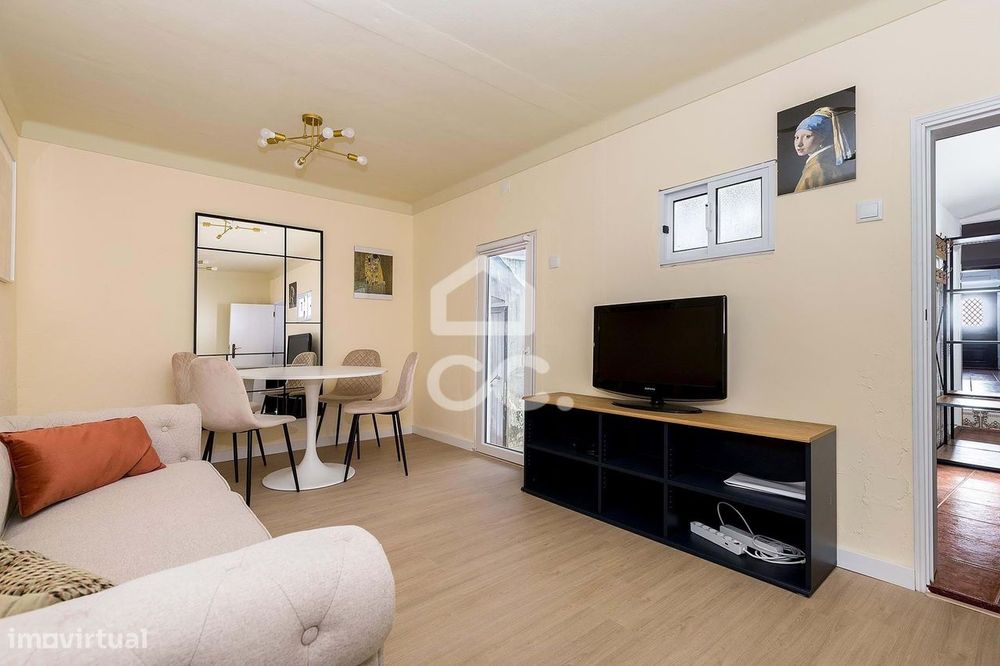 Moradia térrea de gaveto com quintal e terraço no centro de Redondo