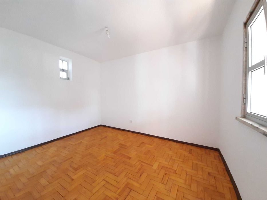Apartamento T2 para arrendar em Famões