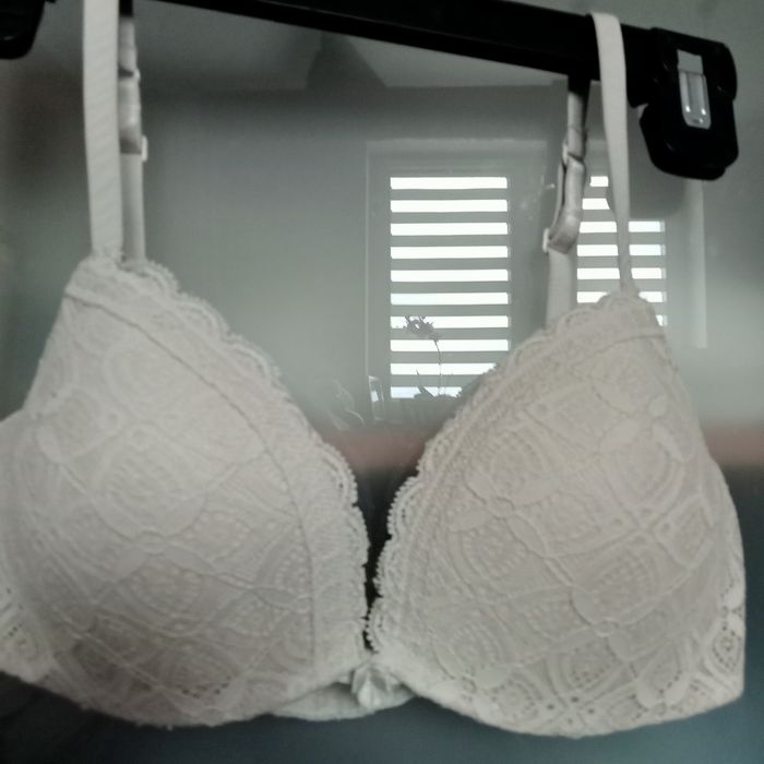 Biustonosz bez fiszbin, koronkowy Intimissimi  75C