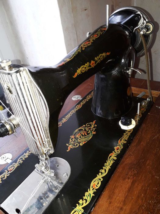 Машинка швейная бытовая ножная