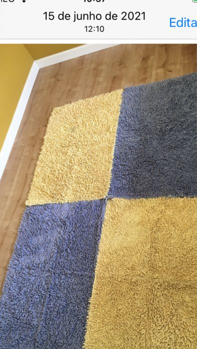 Tapete xadrez em azul e amarelo