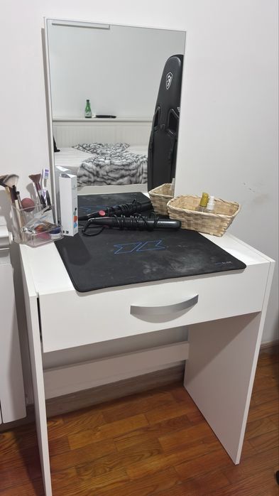 Penteadeira com espelho, NoVa