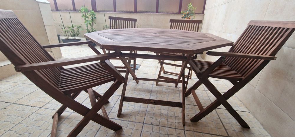 Conjunto 1 Mesa Acácia OCTOGONAL + 4 Cadeiras Acácia c/ Braços