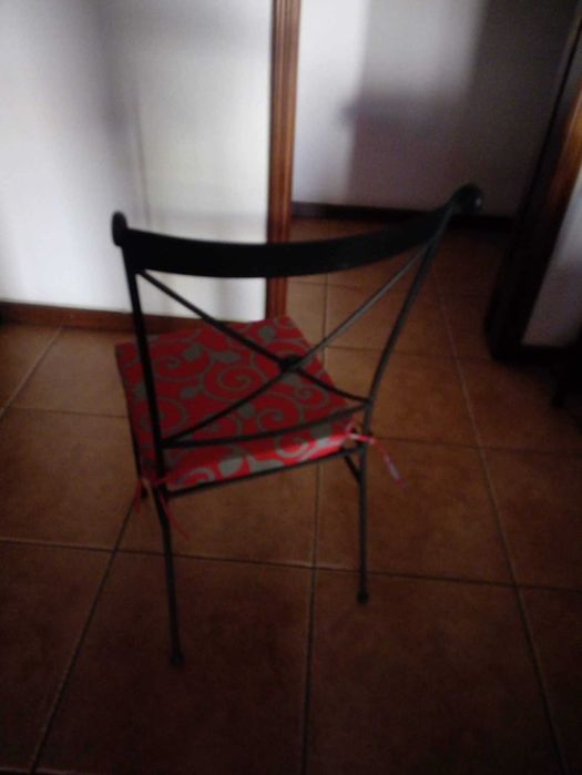 cadeira de ferro com assento almofadado