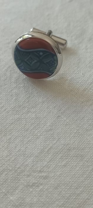 Botões de punho prata. Design Exclusivo.