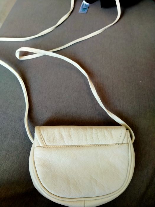 Sprzedam małą białą torebeczkę na pasku.