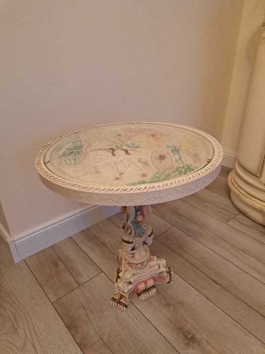 Stolik rzeźbiony alabaster