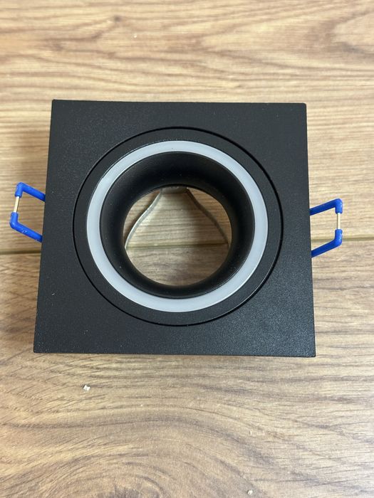 Два вбудованих світильники Feron DL6140 з лампою типу GU5.3 .