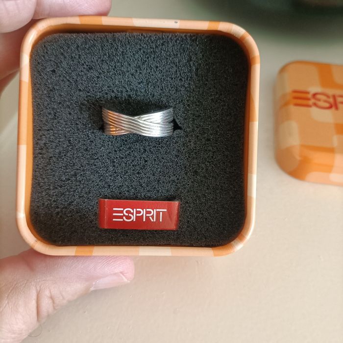 Anel Esprit em prata com contraste.