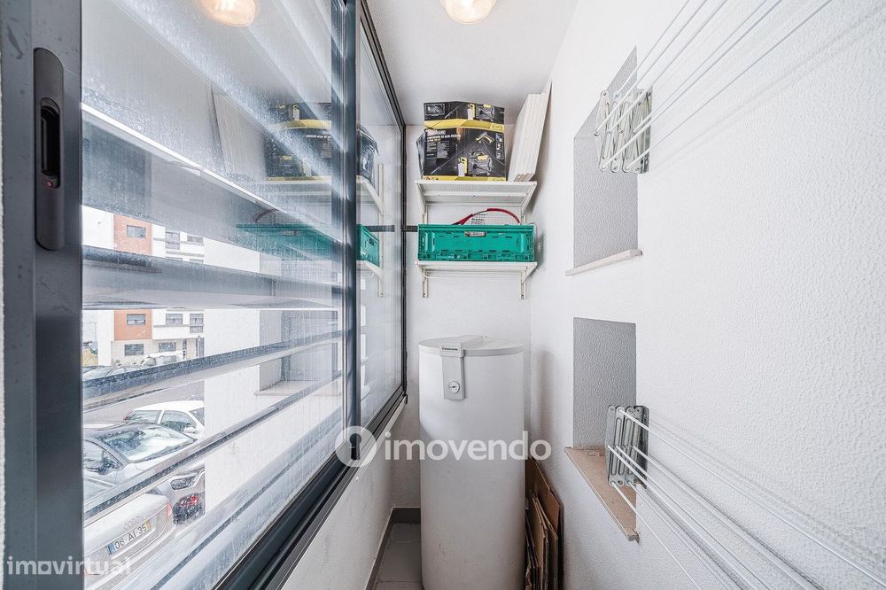 Apartamento T3, com estacionamento e terraço, em Loures
