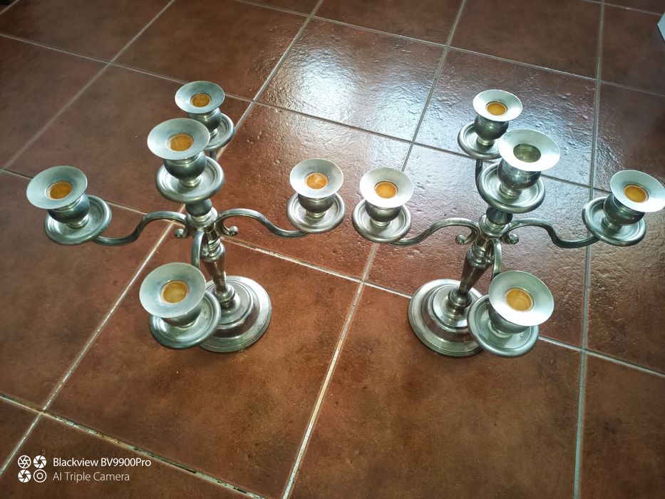 Par de castiçais belíssimos bem trabalhados de forma simples
