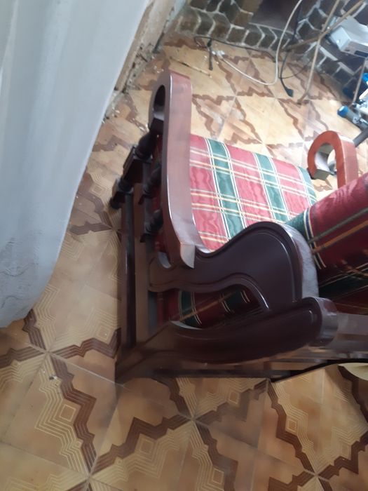 Sofá em madeira como novo.