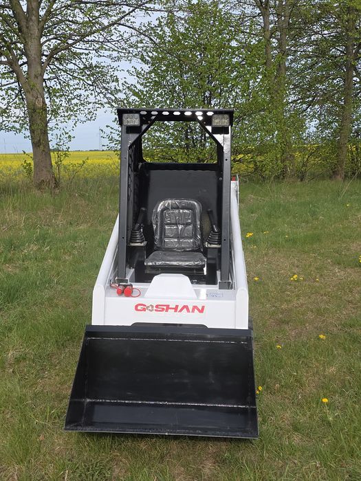 Mini ładowarka kołowa / Mini Skid Steer Loader – 700 kg udźwigu