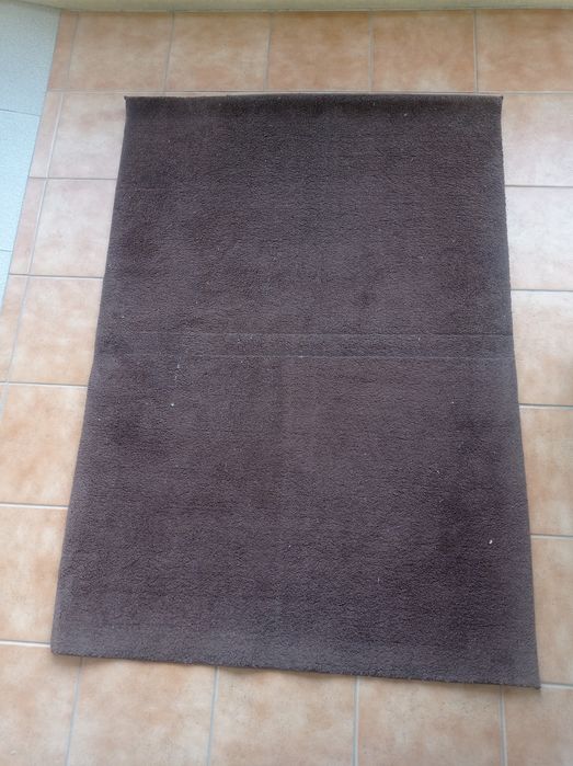Carpete castanha pelo curto