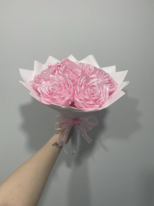 Bukiet róż ze wstążki. Pudrowy róż