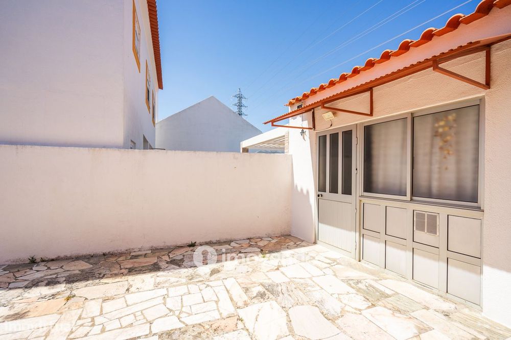 Moradia T4 mais Anexo T1, com jardim, na Caparica