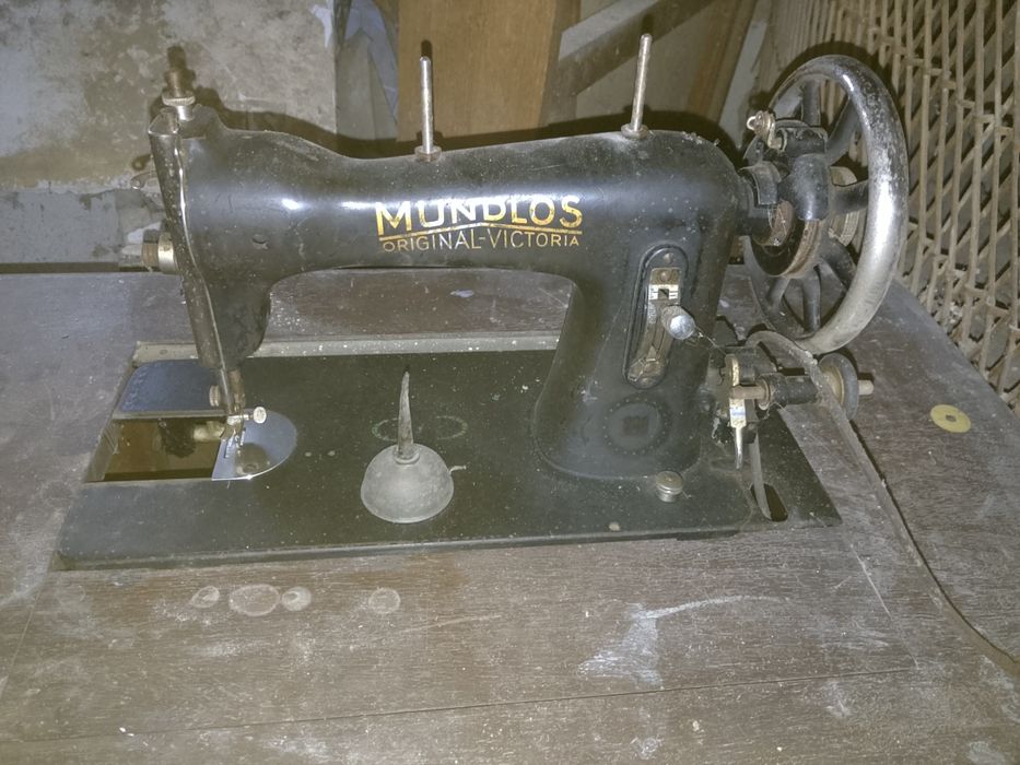 Máquina de costura antiga MUNDLOS