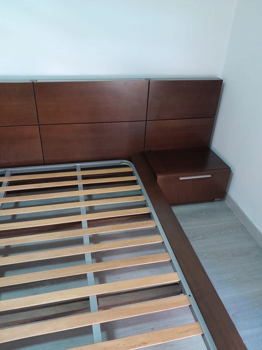 Cama de casal com duas mesas de Cabeceira