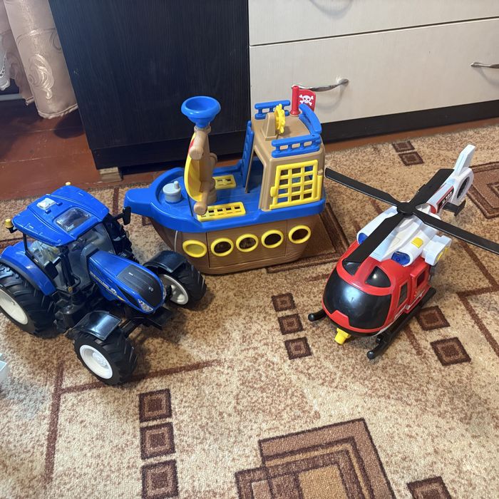 На фото зображені три дитячі іграшки по 400