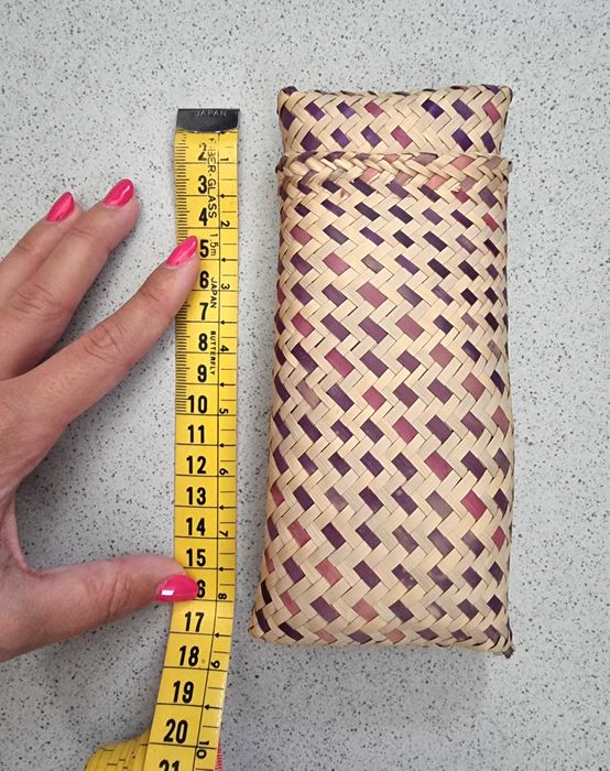 Bolsa pequena com padrão em tons de roxo/lilás