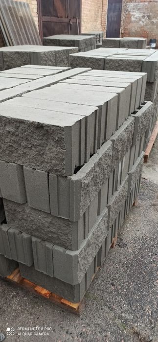 Шлакоблок  заборний та стіновий усилений із бетону . Колотий блок.