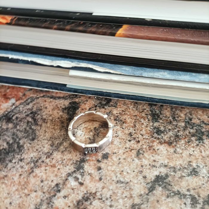 Anel em prata com contraste.