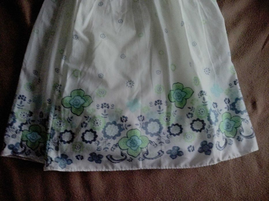 Saia curta, fundo branco e barra florida