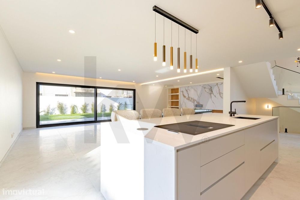 Moradia 4 suites, piscina aquecida e jardim para venda em Cascais