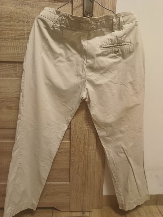Beżowe kremowe spodnie w modelu chinos
