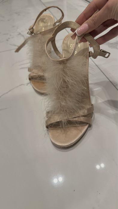 Босоножки с перьями