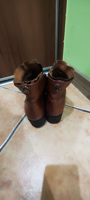 Buty damskie skórzane.