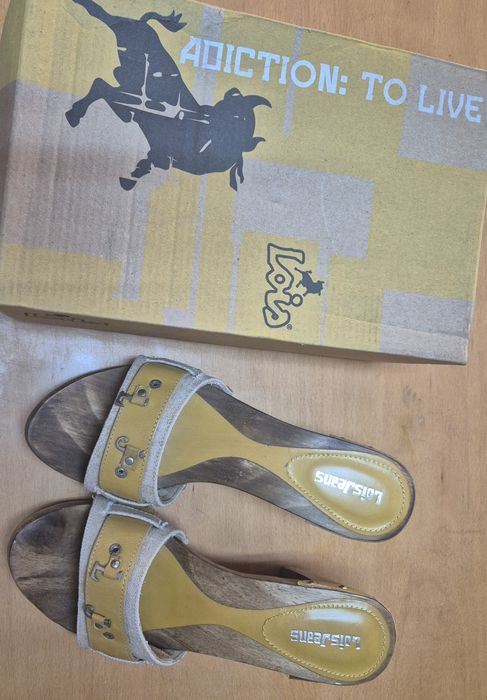 Socas em Madeira da marca Lois