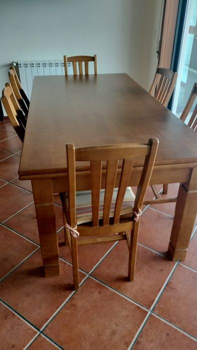 Mesa de Jantar,6 cadeiras em madeira ,extensível