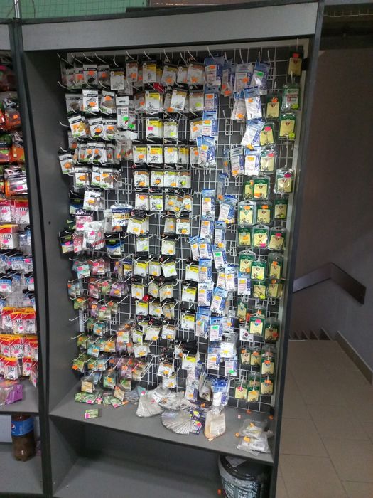 Продам недорого торговую мебель.