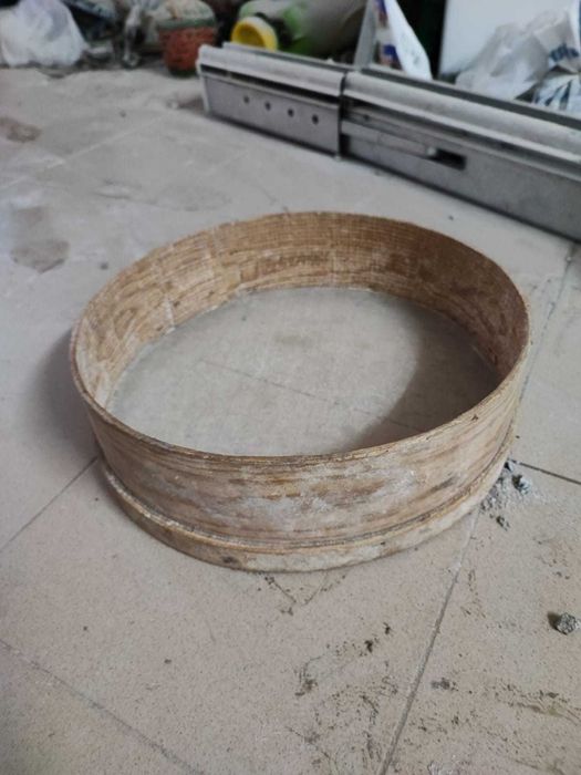 Peneira antiga com aro circular em madeira