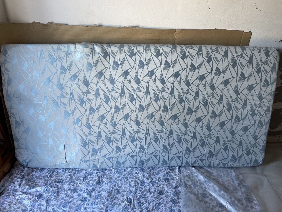 Cama solteiro, em bom estado