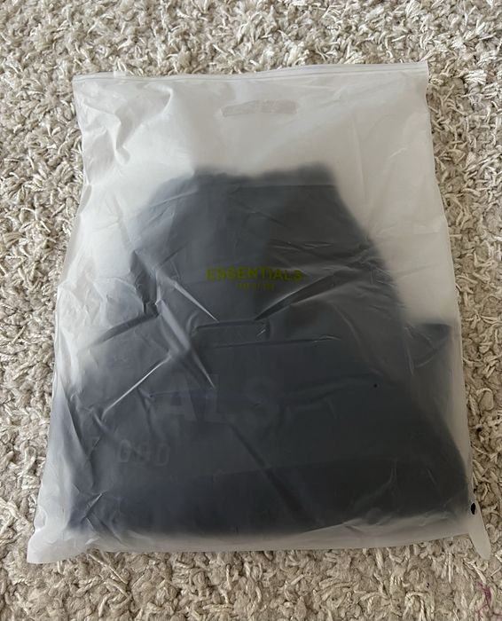 Fear of God essentials off white шорти