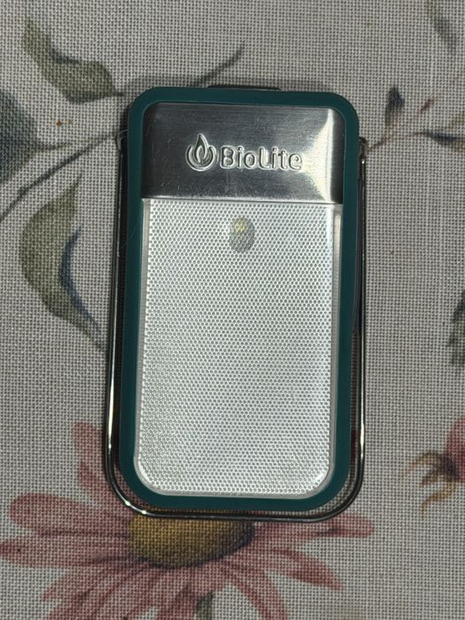 Wielofunkcyjna lampka turystyczna , wędkarska / Powerbank BioLite PowerLight Mini
