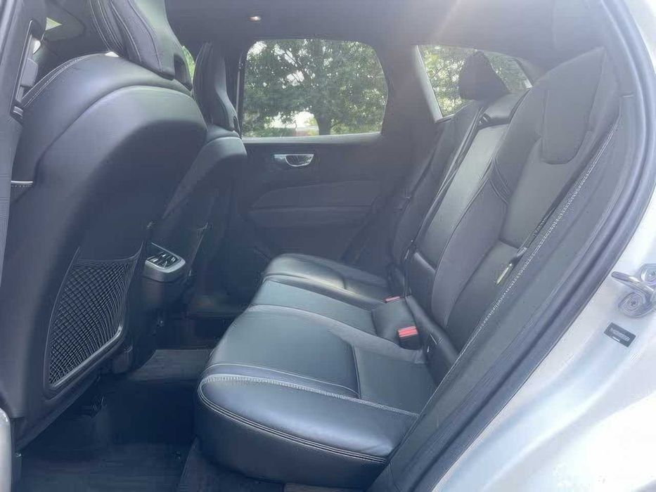 Volvo XC60 B6 R-Design      2022