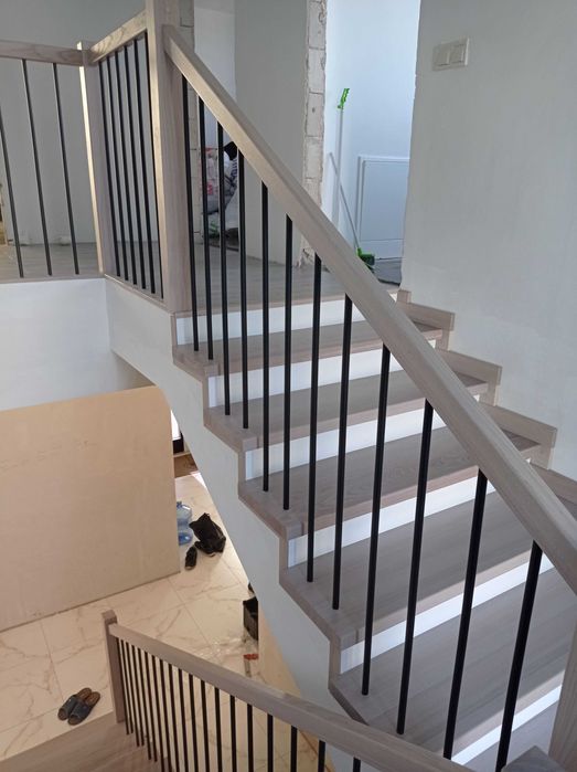 Сходи з масиву ясеня