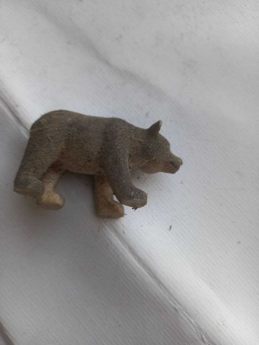 Brinquedo com figura de urso pardo