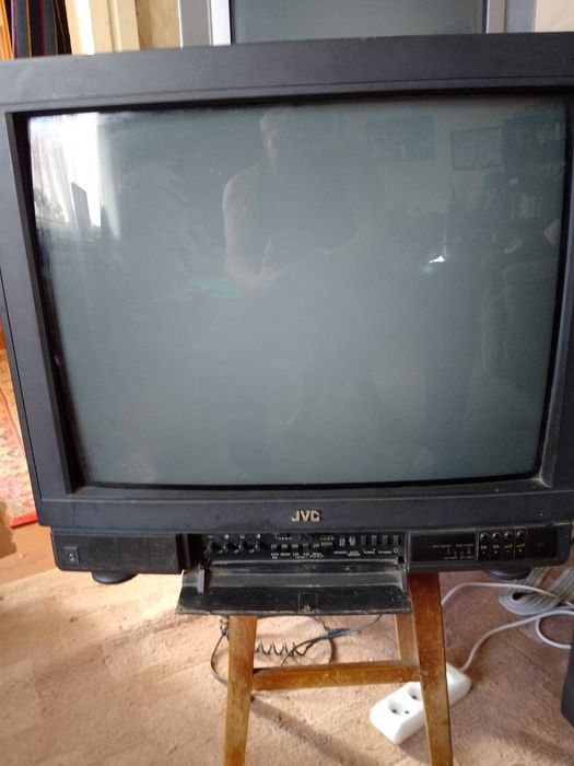 Телевизор - " JVC ". Япония. Диагональ - 52 см.