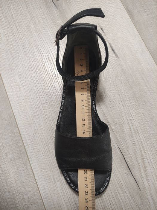 Женские кожаные, черные сандалии с надписью на подошве.