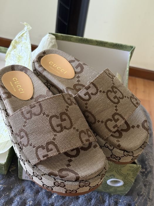 Chinelos Gucci.