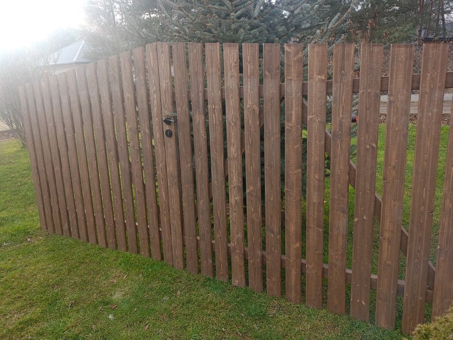 Brama ze sztachet drewnianych